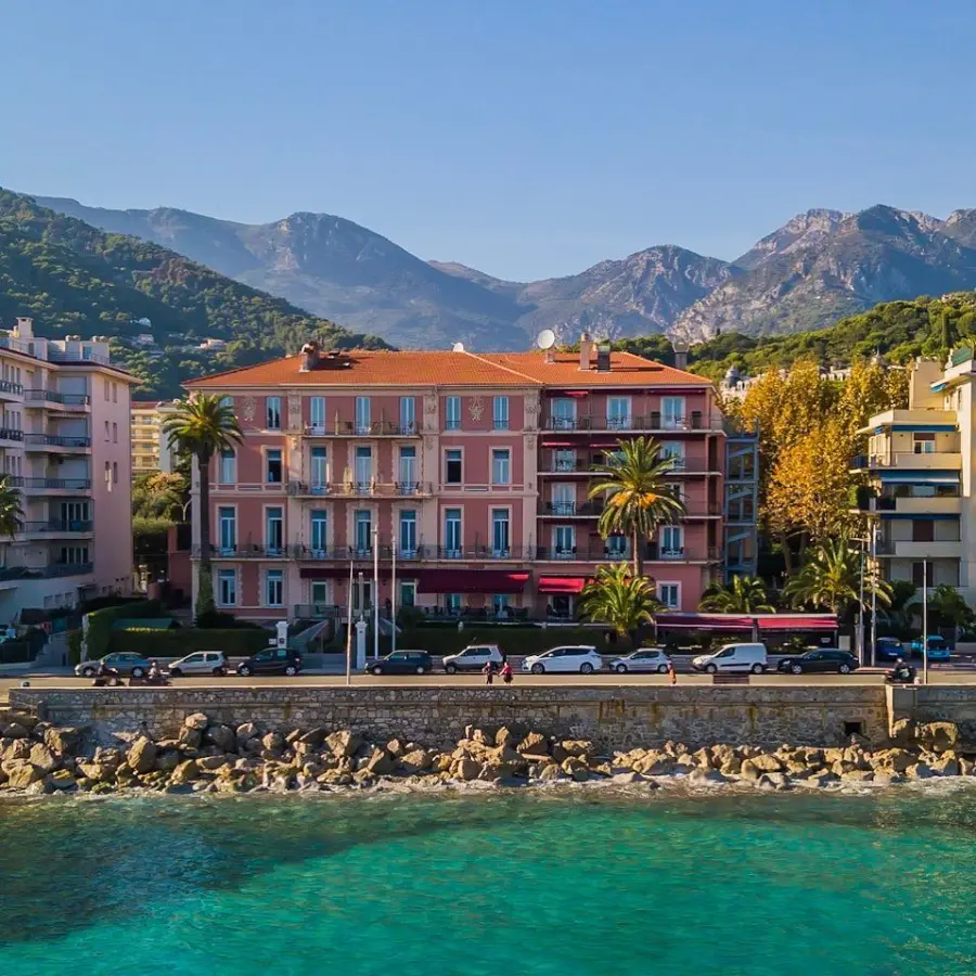 Hôtel en bord de mer au pied des montagnes, vue par drone