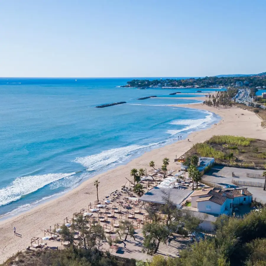 Plage privée et littoral de Saint-Aygulf, vue par drone