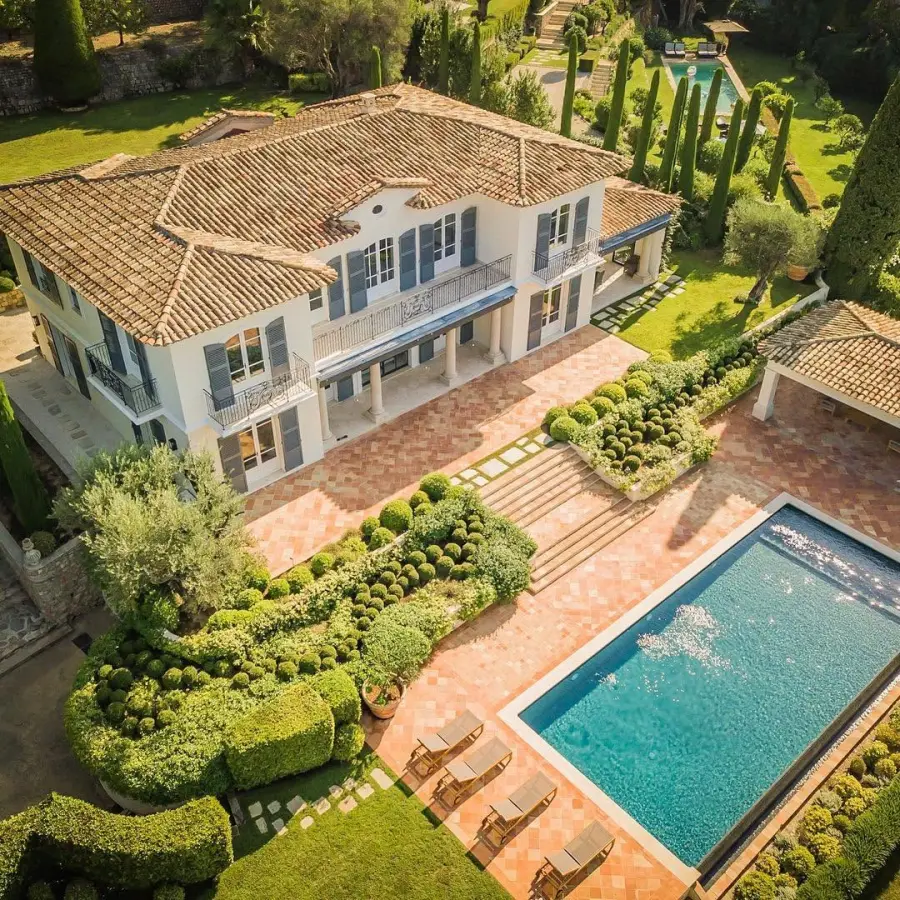 Villa provençale avec piscine et jardin, vue par drone