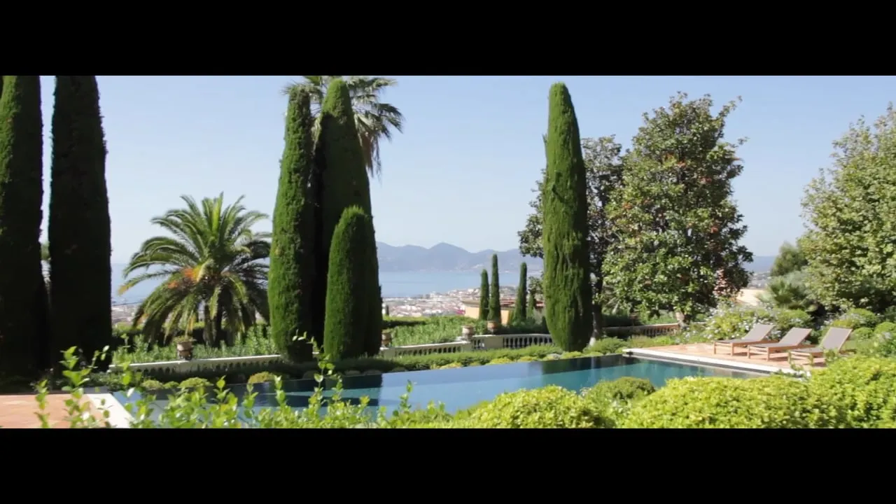Villa Paradis Terrestre à Cannes : jardin, piscine et vue sur la baie